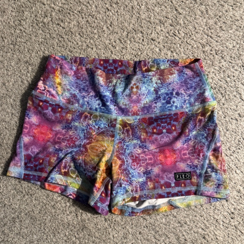 Fleo Apex Contour glitch shorts